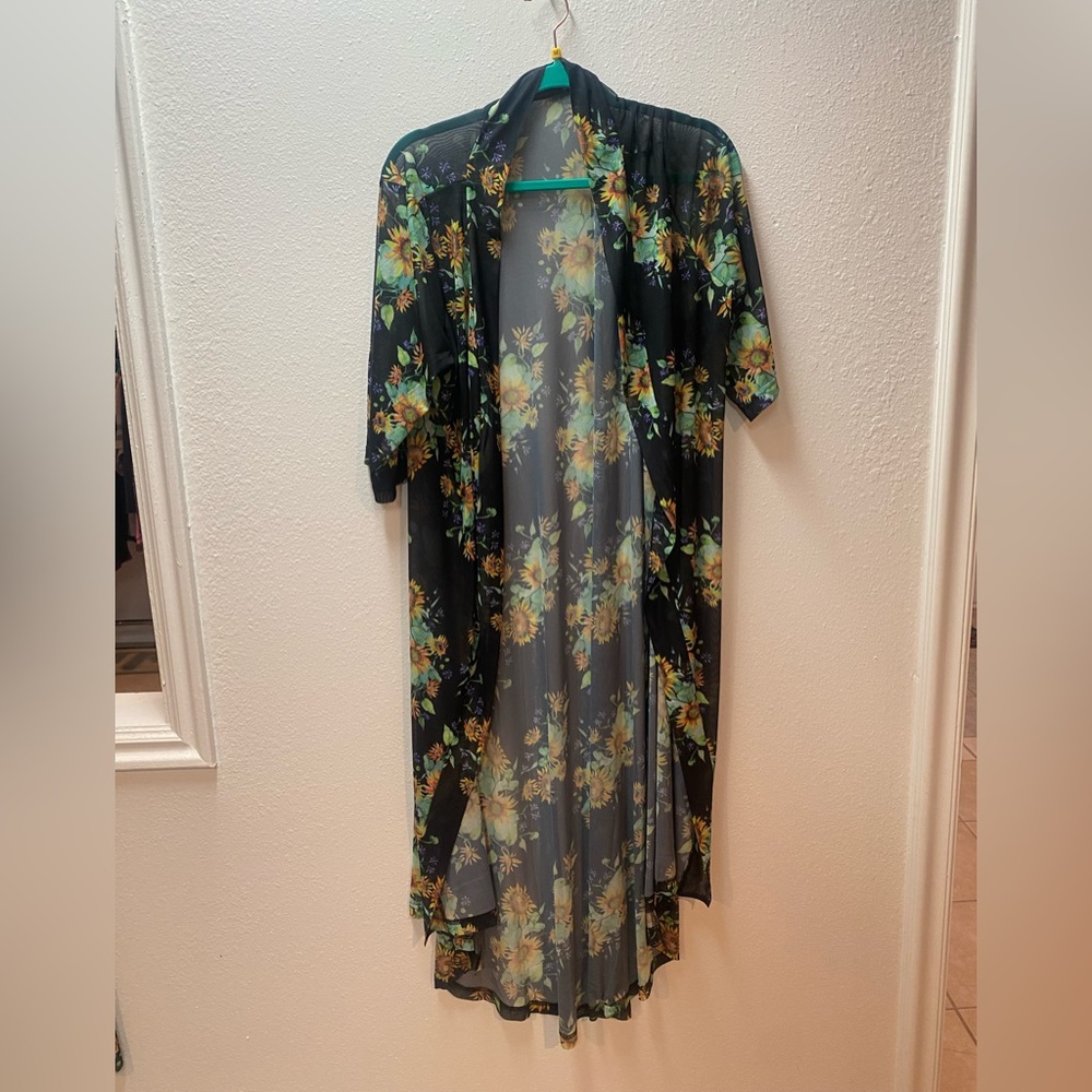 NWT Womans OSFM Crazy Train Floral Print Shaul thingy